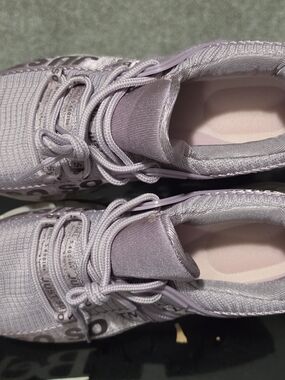 Women’s Lightweight Lace-Up Sneakers in Light Lavender